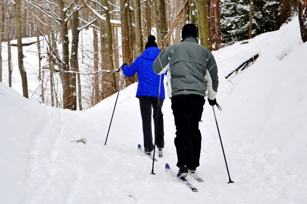 Christina Lake Motel and RV Park - Things To Do In Christina Lake - Couple Cross Country Skiing